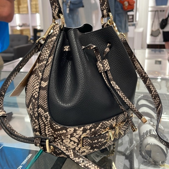 MICHAEL KORS 
Reed Md Pebbled Leather Belted Bucket Messenger Satchel Crossbody - Picture 15 of 16